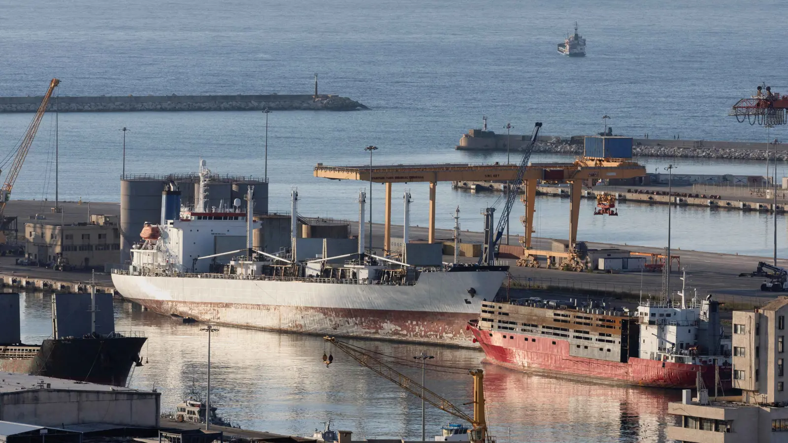 أول إمداد مباشر.. روسيا تنقل وقودًا لسوريا على ناقلة خاضعة للعقوبات