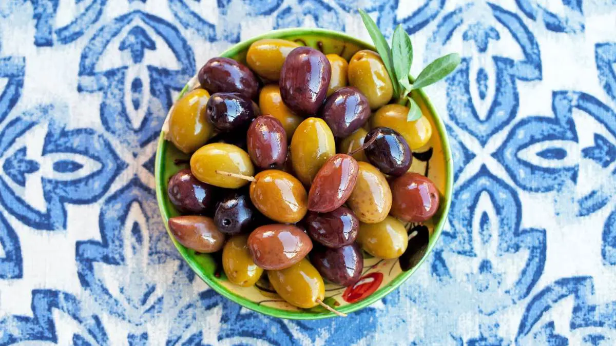 يخفض الكوليسترول.. أي أنواع الزيتون أكثر فائدة؟
