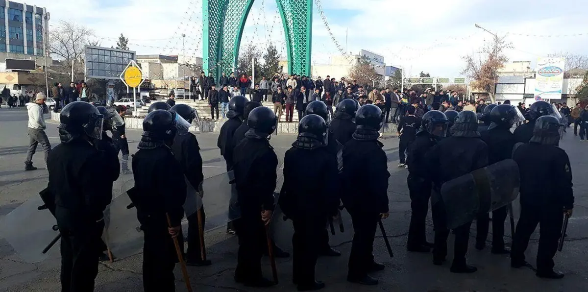 إيران تعتقل 21 فنانًا بينهم نساء بتهمة "تسجيل الأغاني سرًا"