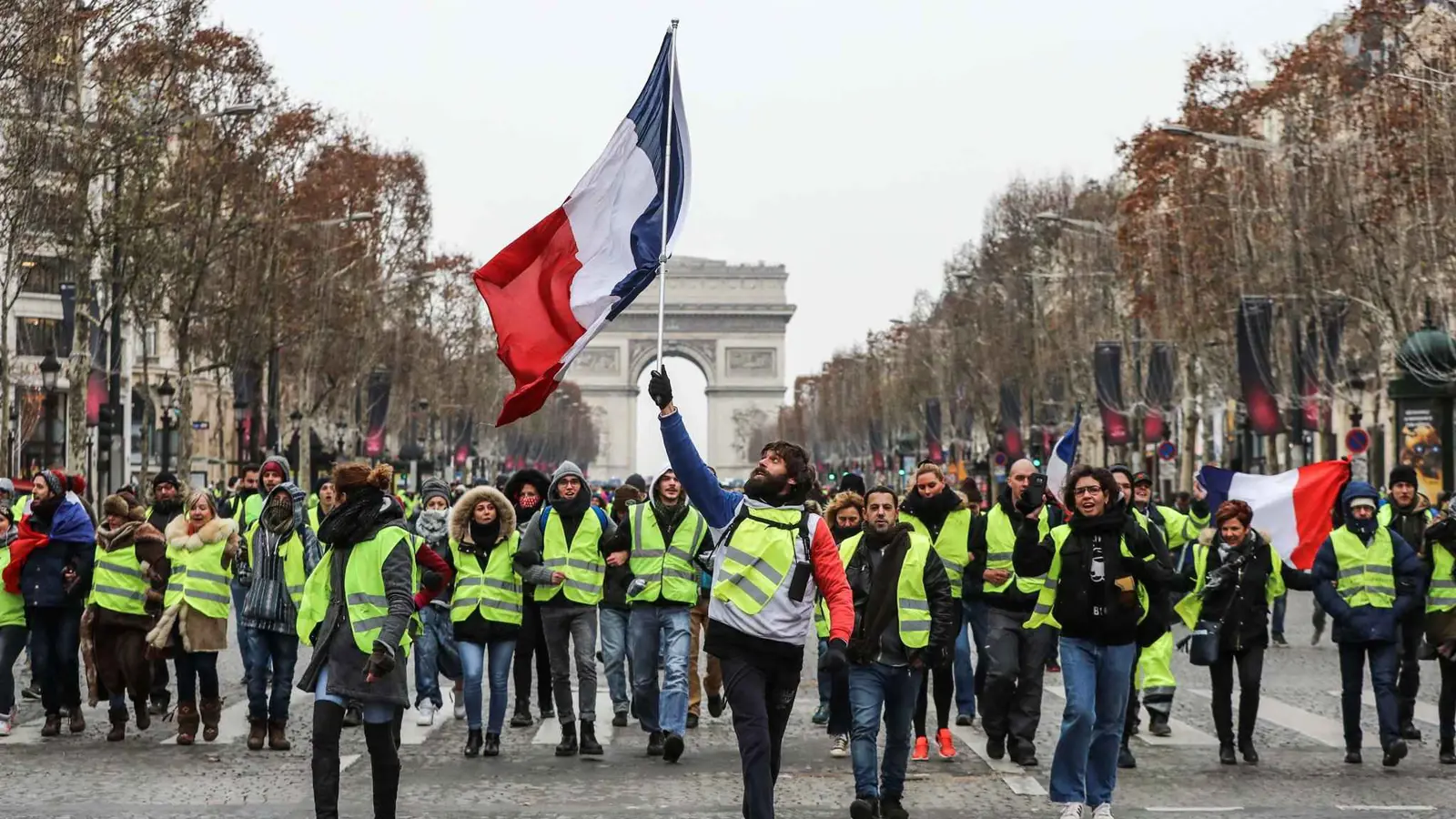 غضب شعبي متصاعد.. هل يتكرر سيناريو "السترات الصفراء" في فرنسا؟