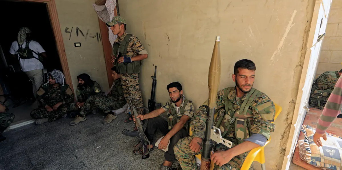 مقاتلون عرب يتلمسون طريقًا بين قوات سوريا الديمقراطية لمواجهة داعش في الرقة (صور)