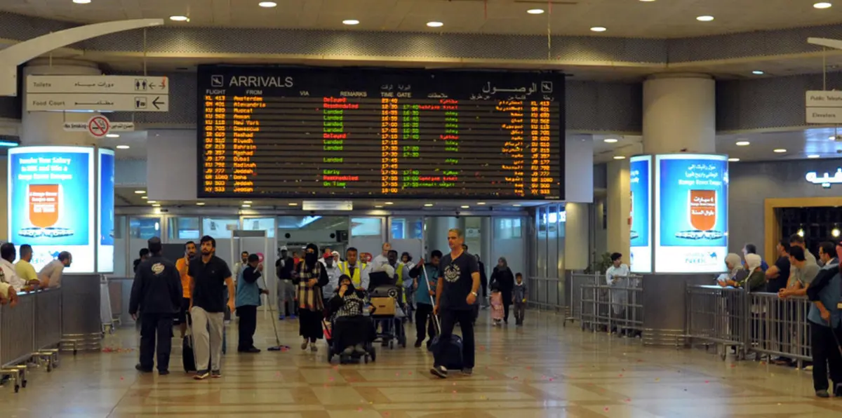 شرطي بمطار الكويت يغافل خليجية ويسرق إسوارها الألماسي