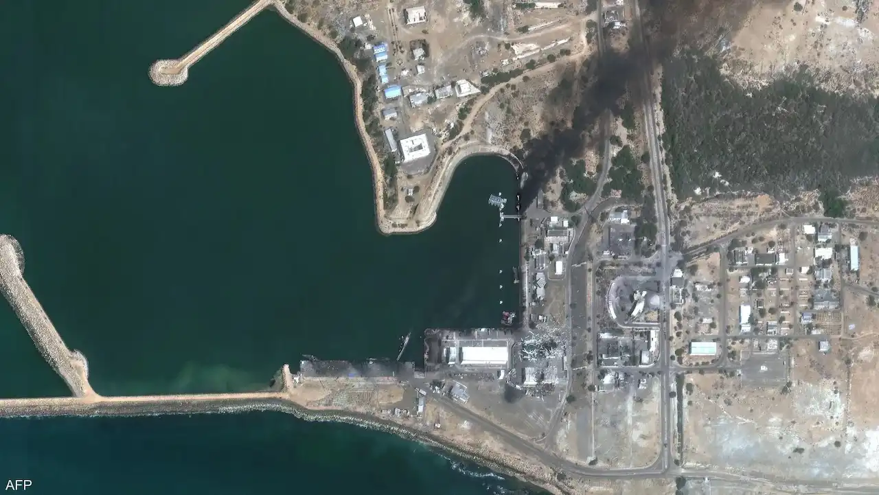 ترامب يُغرق 9 سفن إيرانية.. والصور تكشف الدمار في "قاعدة كونارك"