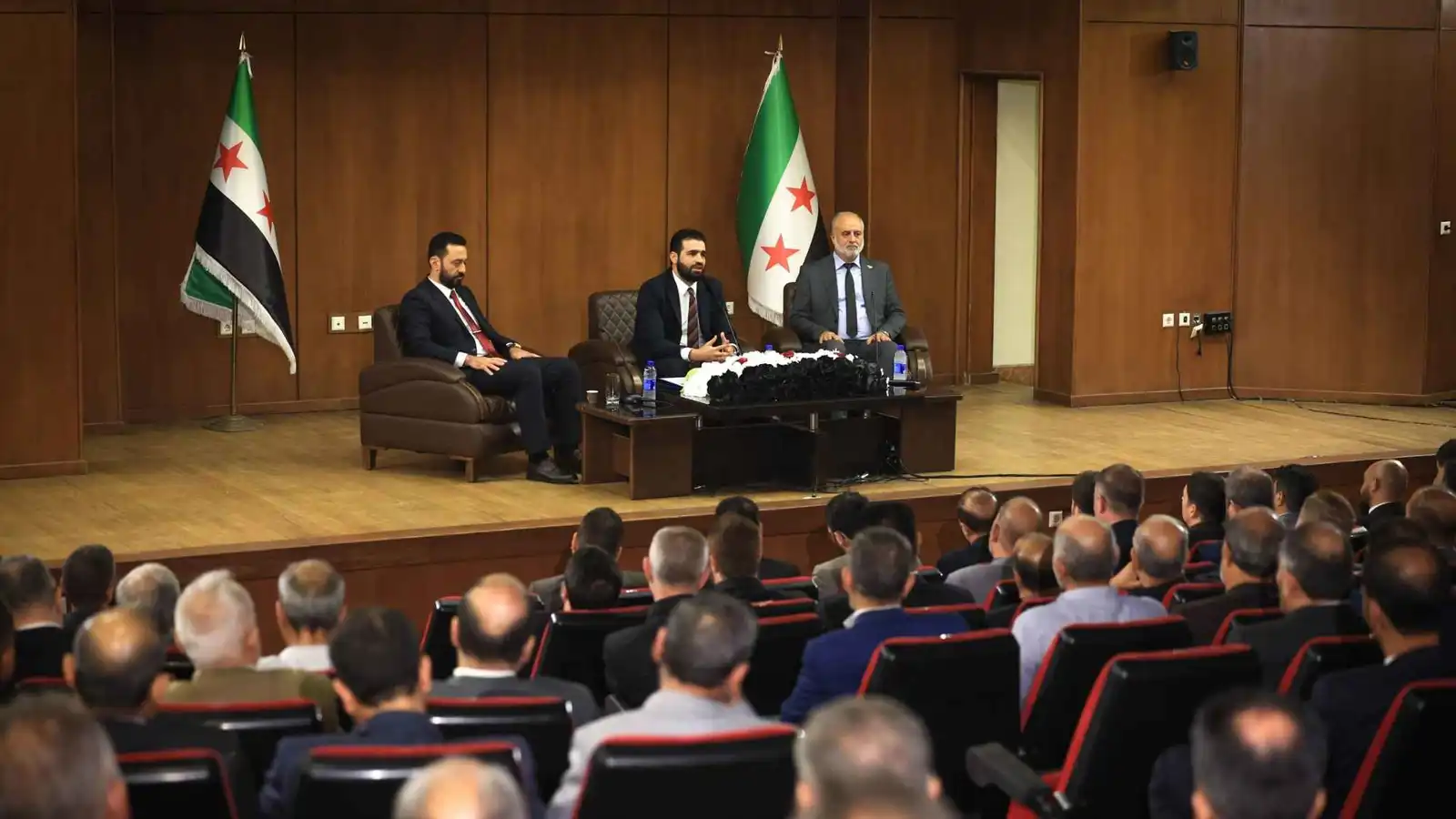 ماذا دار في لقاء وزير الداخلية السوري بضباط منشقين؟ (فيديو وصور)