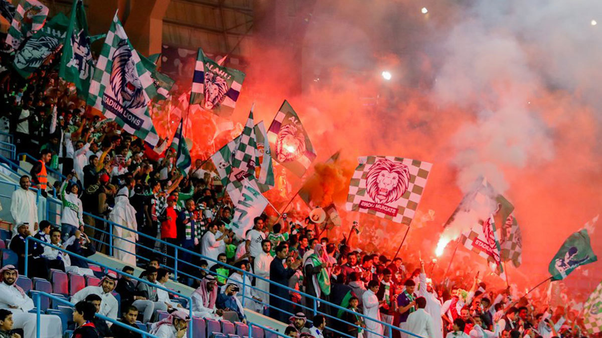 جماهير الأهلي تلوح بالنقود لحكم مباراة النادي ضد الهلال في كأس زايد (صور)