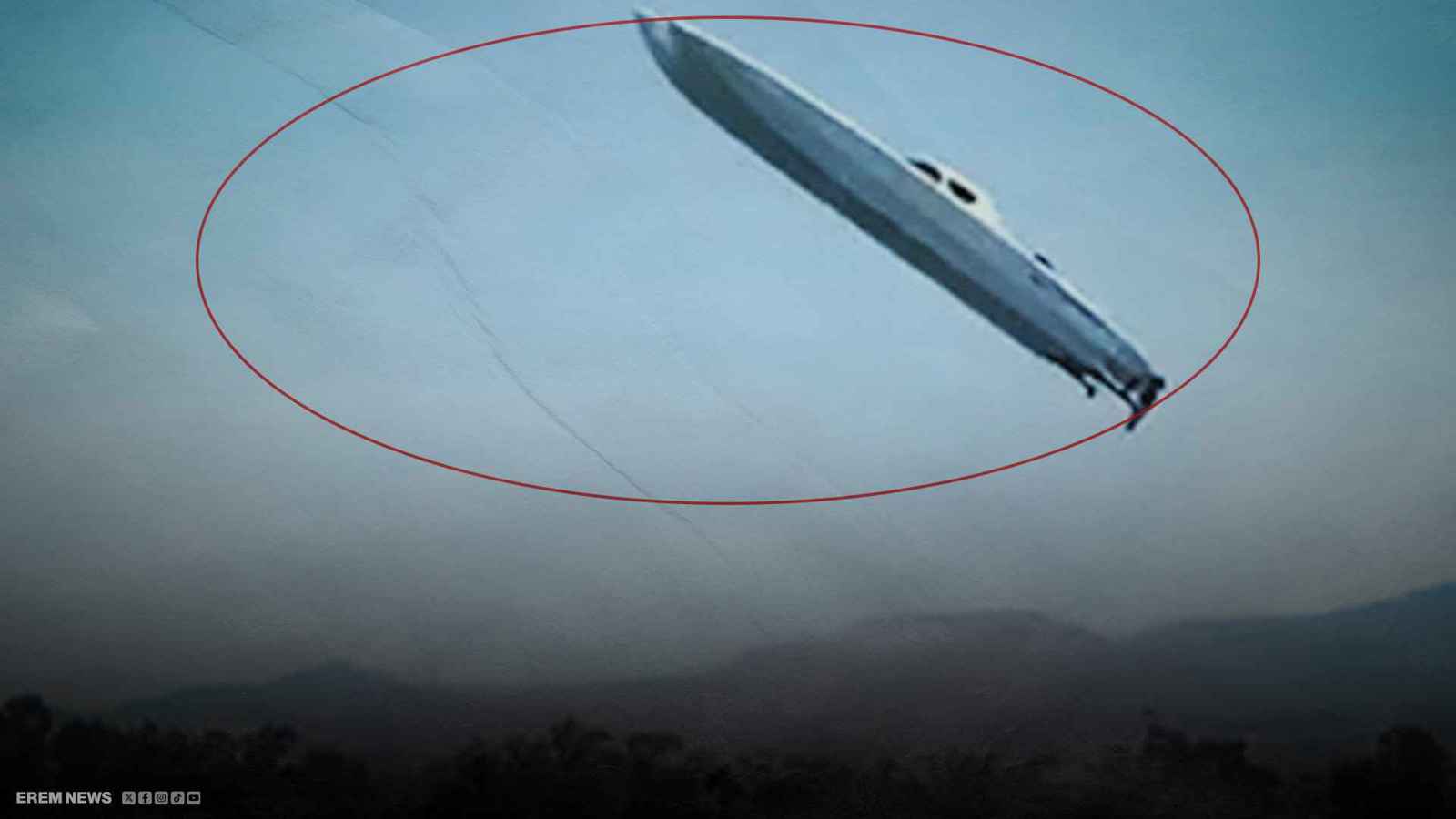 بسرعة خيالية.. قارب يطير في الهواء وينجو من بداخله بأعجوبة