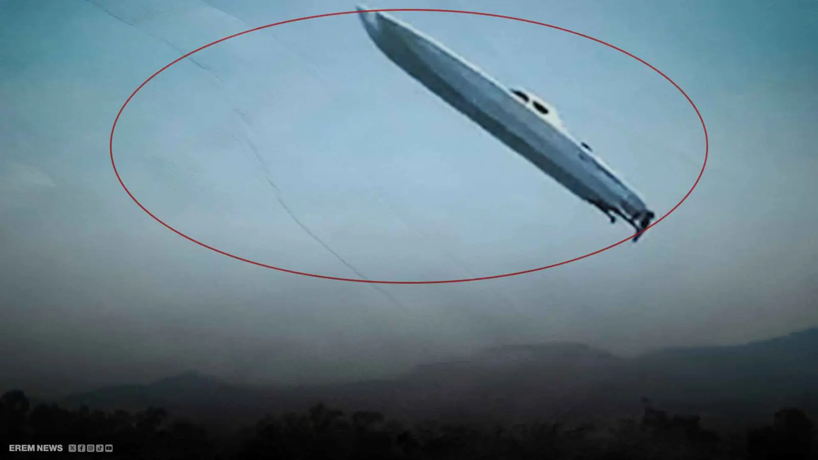 بسرعة خيالية.. قارب يطير في الهواء وينجو من بداخله بأعجوبة