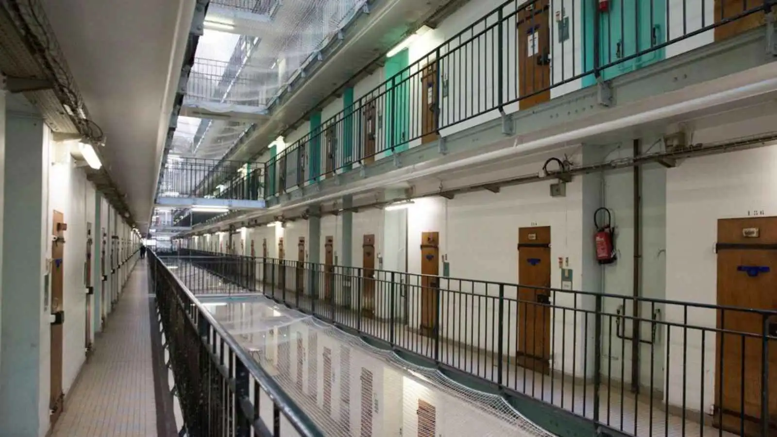 أرقام قياسية ووضع كارثي.. اكتظاظ السجون يهدد النظام القضائي في فرنسا