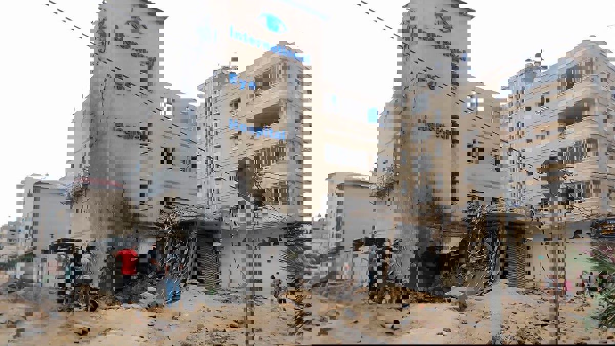 طبيب عيون فلسطيني يروي مأساته بعد تدمير مستشفاه (صور)