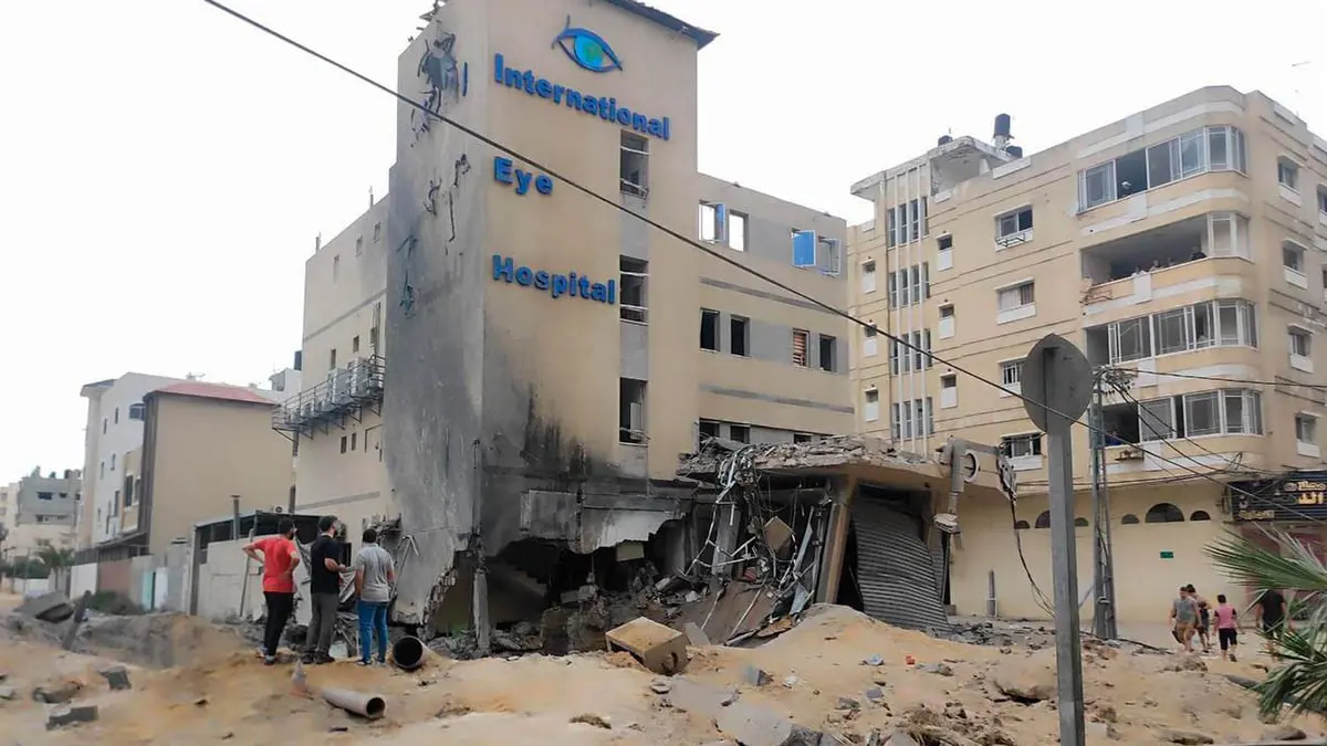 طبيب عيون فلسطيني يروي مأساته بعد تدمير مستشفاه (صور)