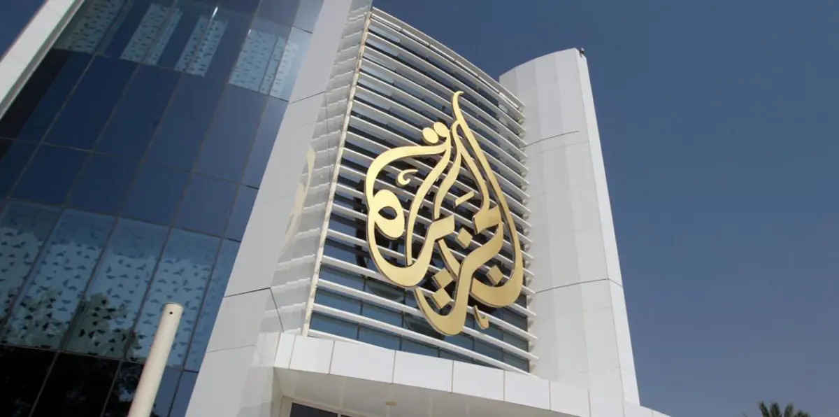 ضابط إسرائيلي يروج لقوة الاحتلال العسكرية على شاشة الجزيرة القطرية