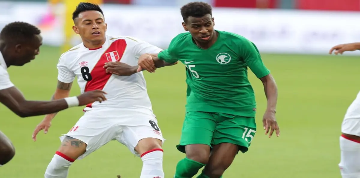 من هو عبدالله الخيبري الذي خطف الأضواء في مباراة السعودية وبيرو؟