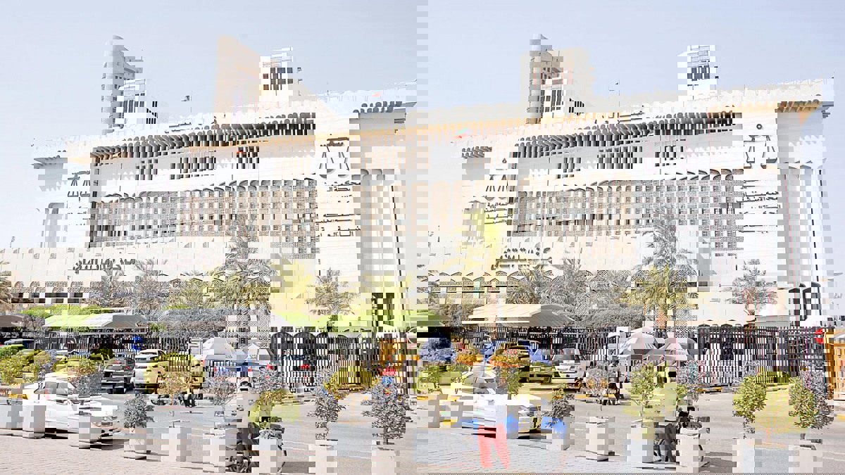 محكمة كويتية توقف حكم حبس ضابطين أحدهما من الأسرة الحاكمة بقضية "تسريبات أمن الدولة"