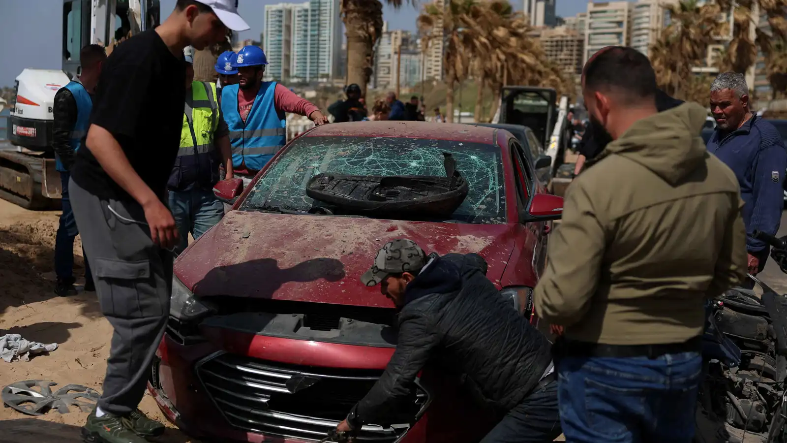 لبنان.. 15 قتيلا و45 جريحًا من الطواقم الطبية جراء غارة إسرائيلية