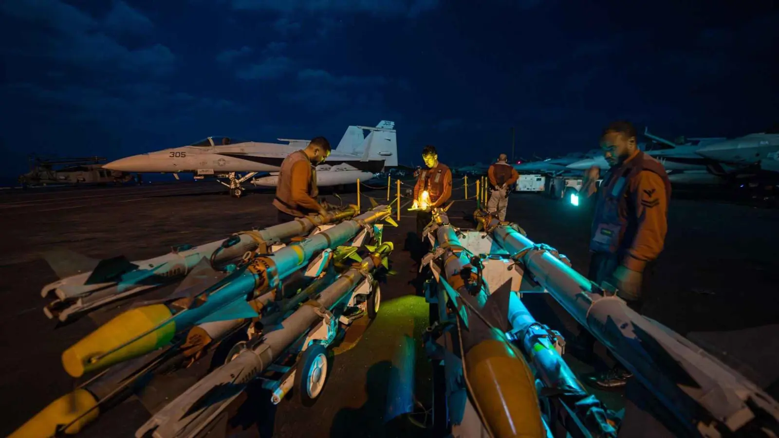 توسيع "مساحة الاستهداف".. غارات أمريكية عنيفة على مواقع حيوية للحوثي