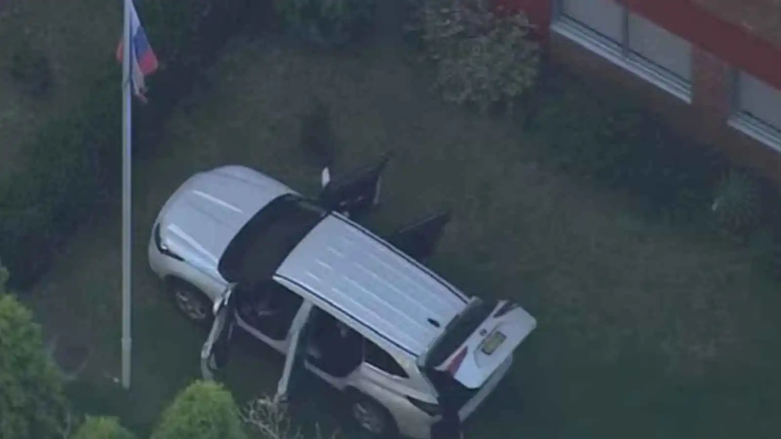 رجل يصدم بسيارته مبنى القنصلية الروسية في سيدني