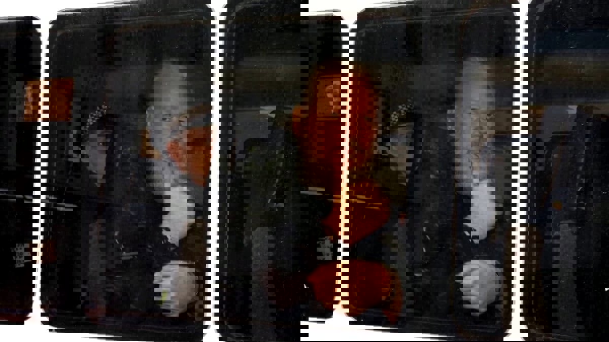 مؤسس "ويكيليكس" جوليان أسانج يتنفس الحرية