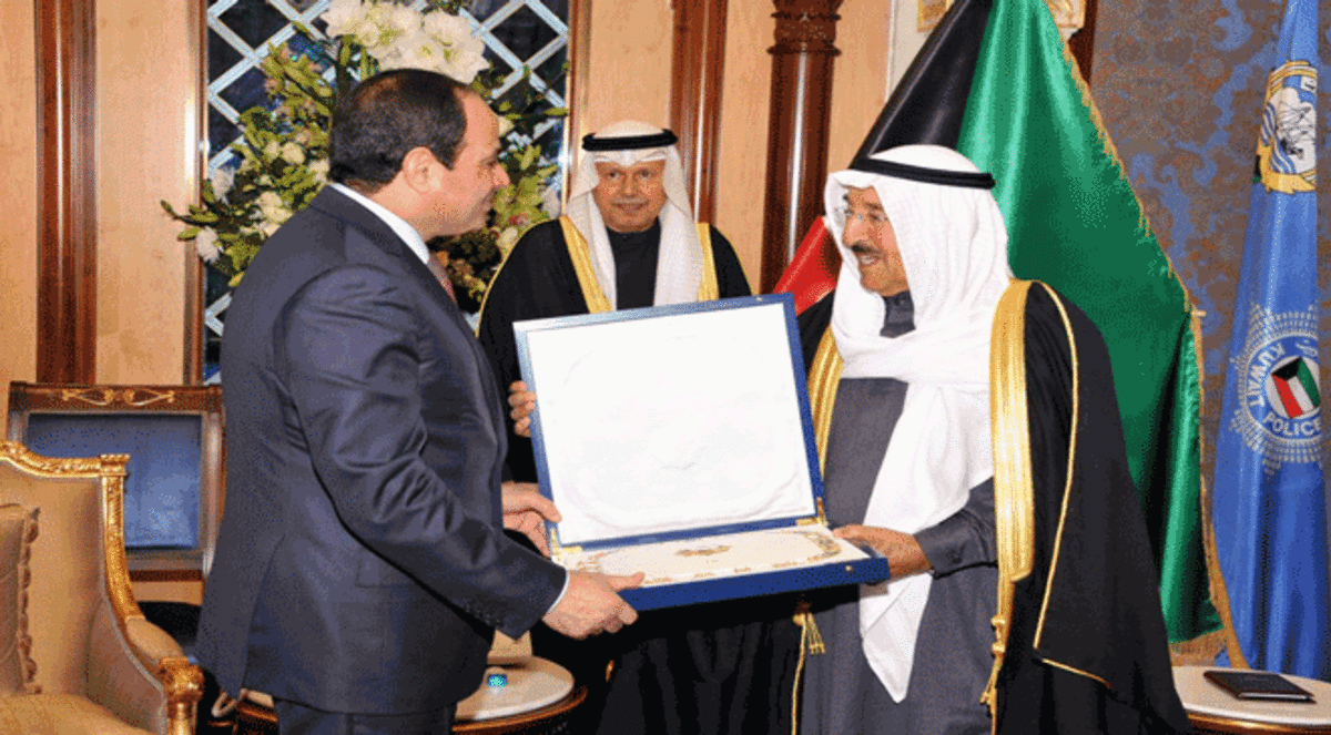 الصباح يمنح السيسي قلادة "مبارك الكبير"