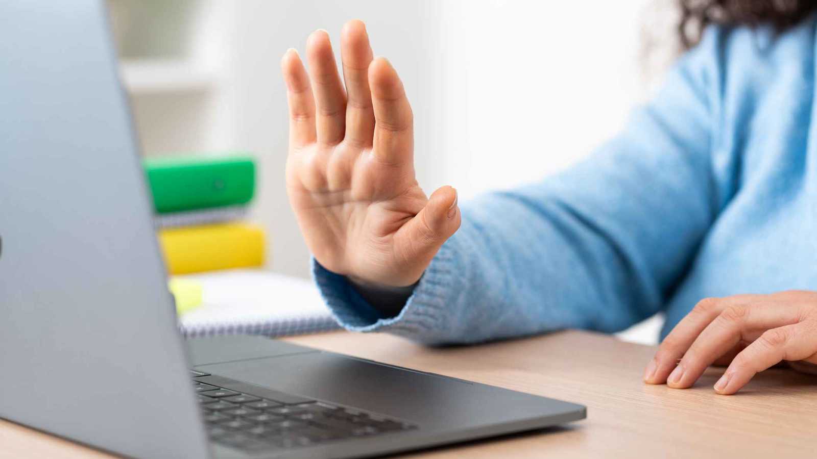 طبيبة مصرية تواجه "المتنمّرين" على ملامحها وصوتها.. ماذا قالت؟ (فيديو)