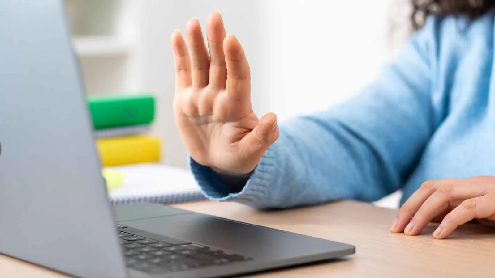 طبيبة مصرية تواجه "المتنمّرين" على ملامحها وصوتها.. ماذا قالت؟ (فيديو)