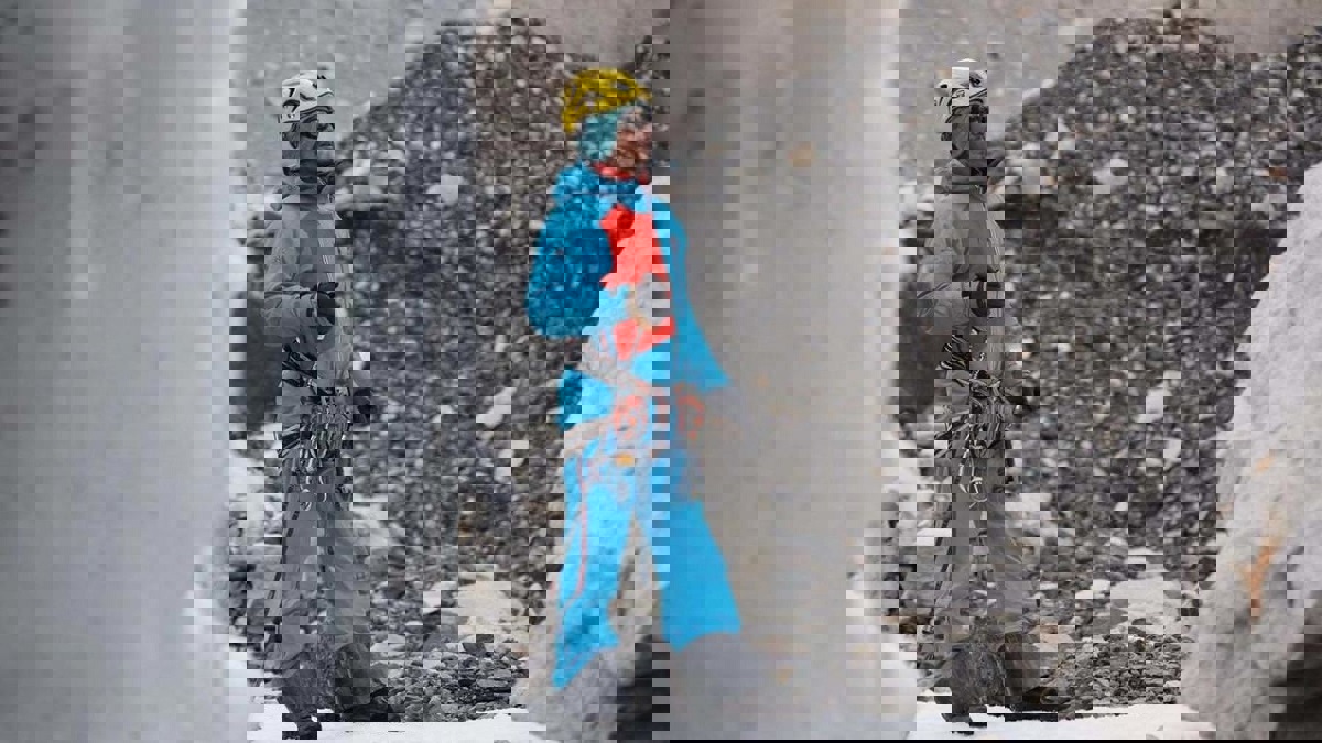 صيني كفيف يحقّق إنجازا "مذهلا" بالوصول إلى أعلى قمة في العالم‎