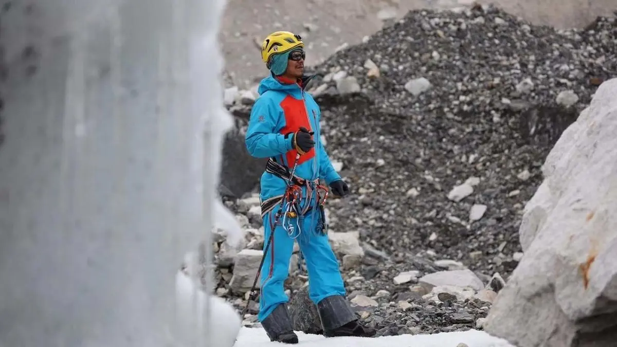 صيني كفيف يحقّق إنجازا "مذهلا" بالوصول إلى أعلى قمة في العالم‎