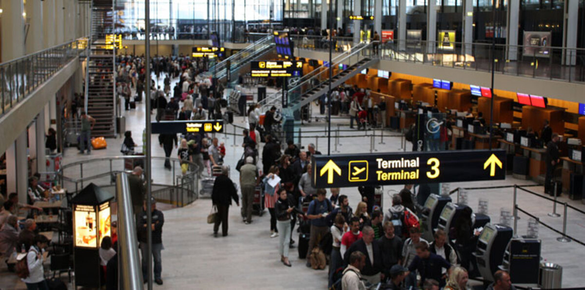 الشرطة الدنماركية توقف مسافراً مغربياً بسبب الصلاة