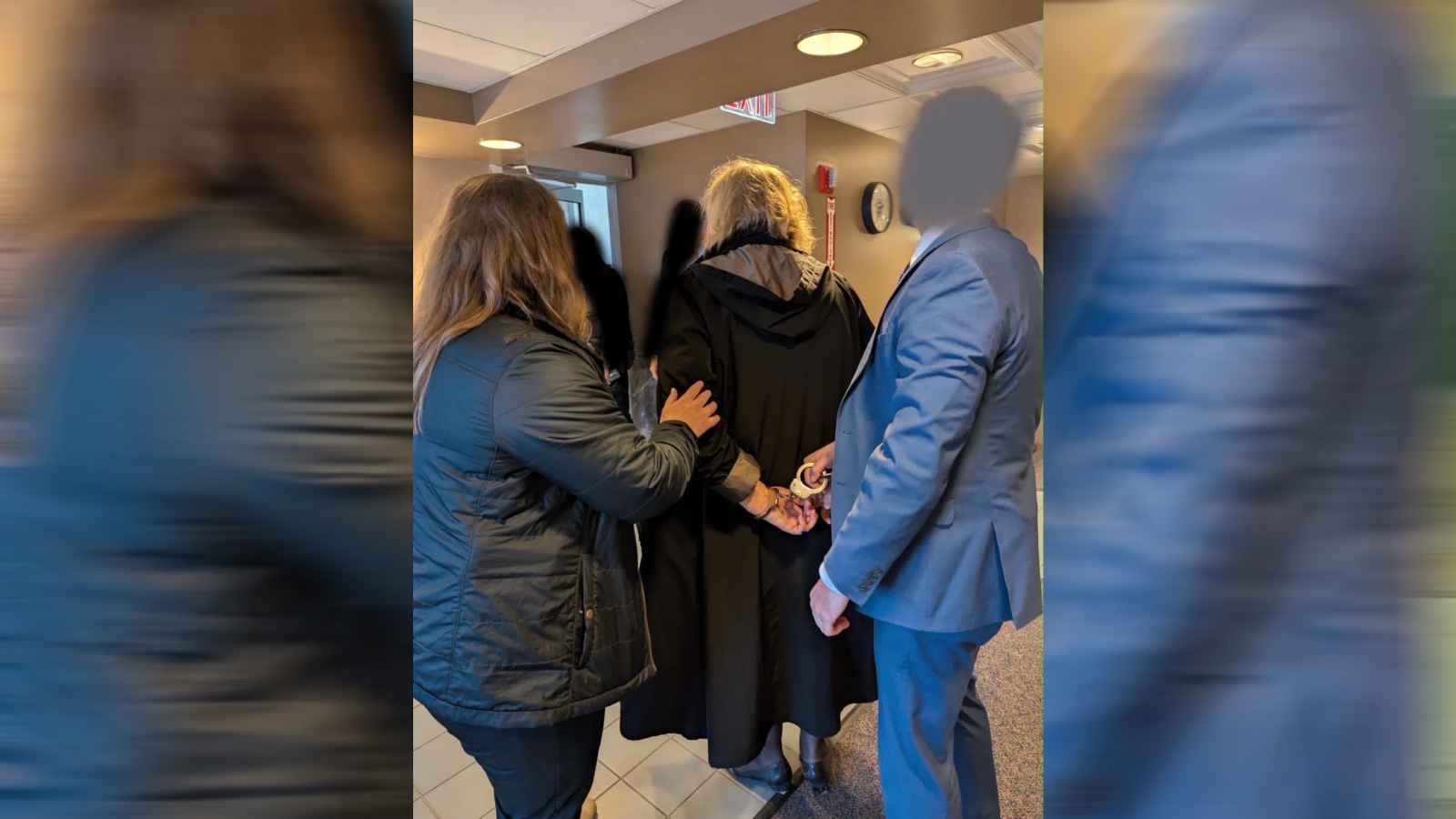 تقييد واعتقال بوضح النهار.. ترامب يبدأ فصلًا جديدًا من حربه ضد القضاء (فيديو)