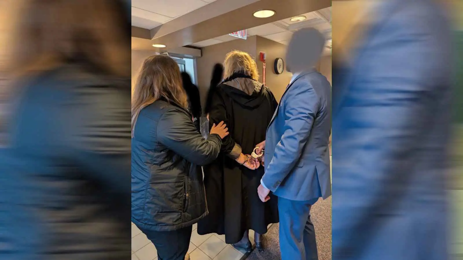 تقييد واعتقال بوضح النهار.. ترامب يبدأ فصلًا جديدًا من حربه ضد القضاء (فيديو)