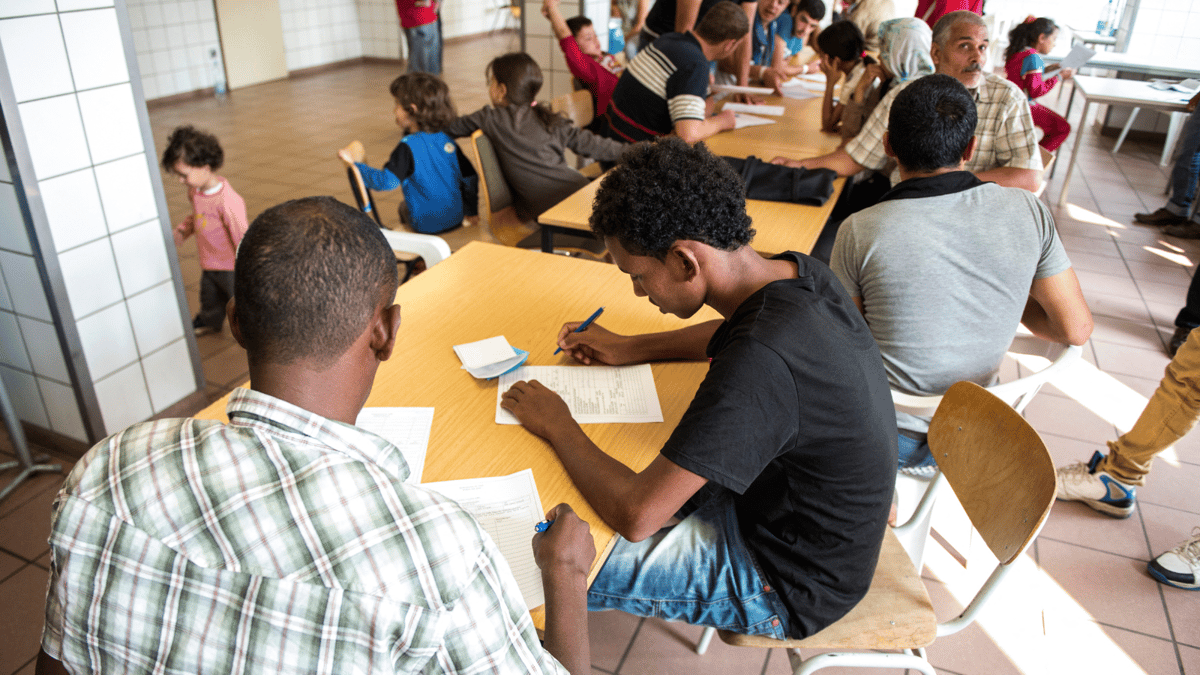 "بطاقات الدفع".. إجراء ألماني يقيد تعاملات اللاجئين