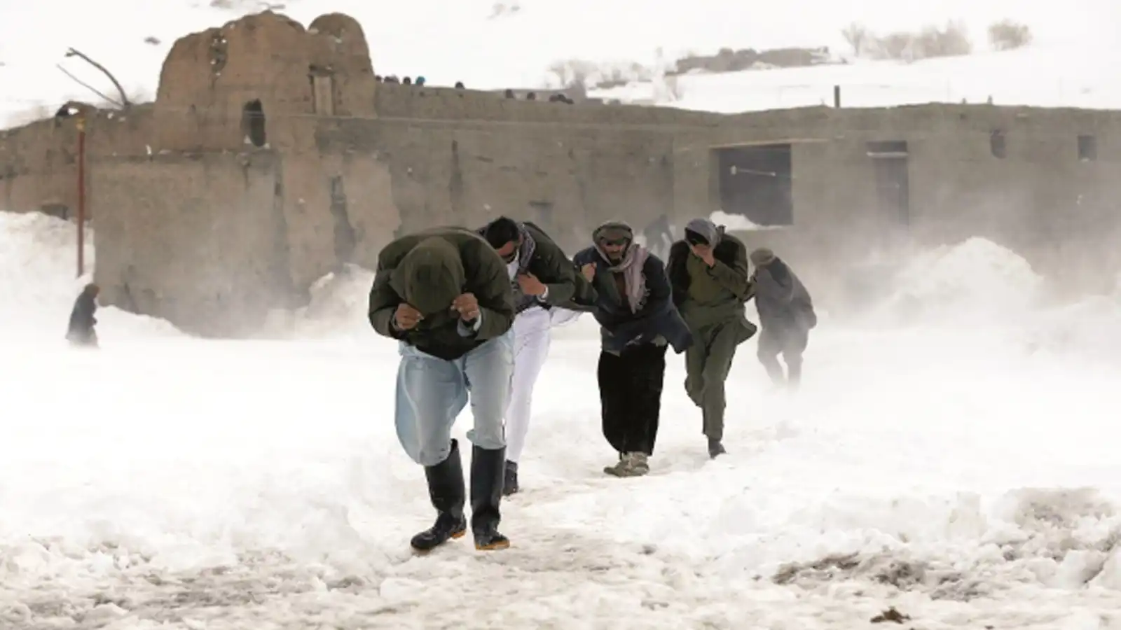 مصرع 3 أفغان "من شدة البرد" خلال توجههم إلى إيران