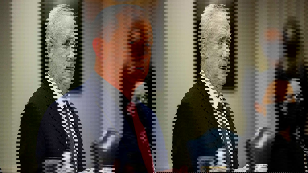 "غانتس" يوقع أمرا بفرض قيود دولية على نظام الاستثمار لحماس