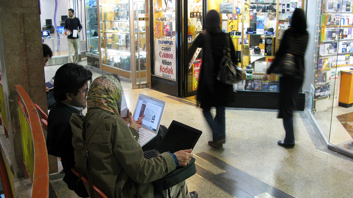 برلمانية إيرانية: قطع الإنترنت يكبّد الأسواق الإلكترونية 595 مليون دولار يوميًا