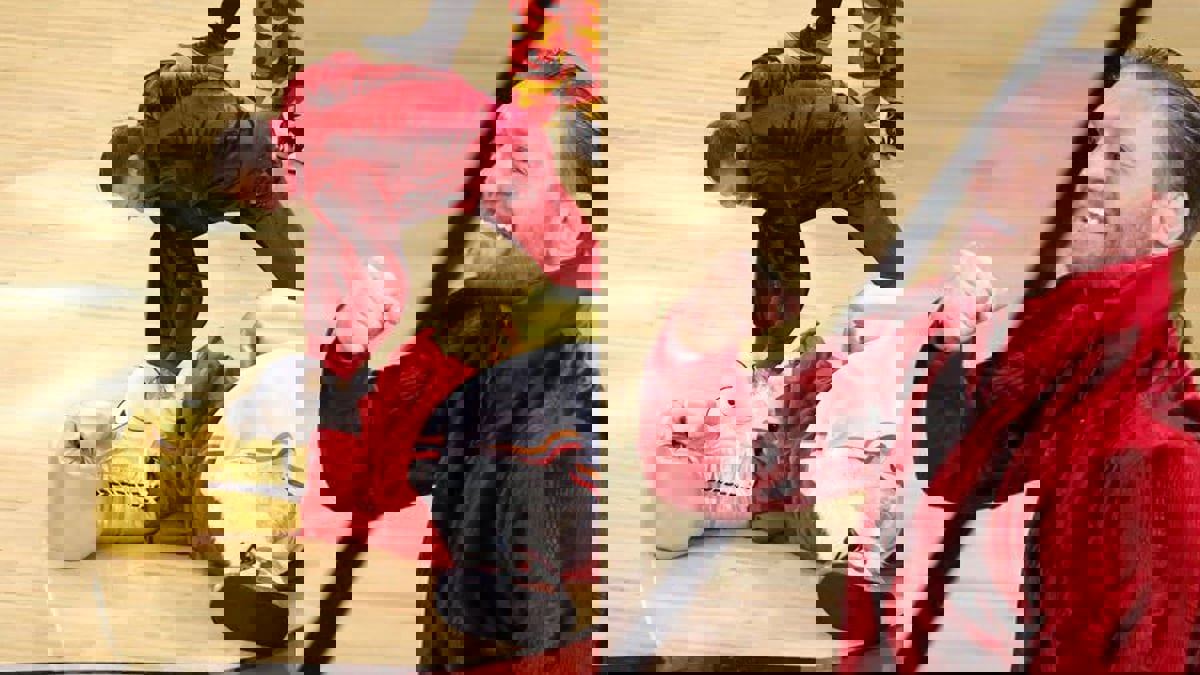 كونور ماكغريغور يوجه ضربة قاضية لتميمة فريق ميامي هيت خلال مواجهة دنفر ناغتس (فيديو)