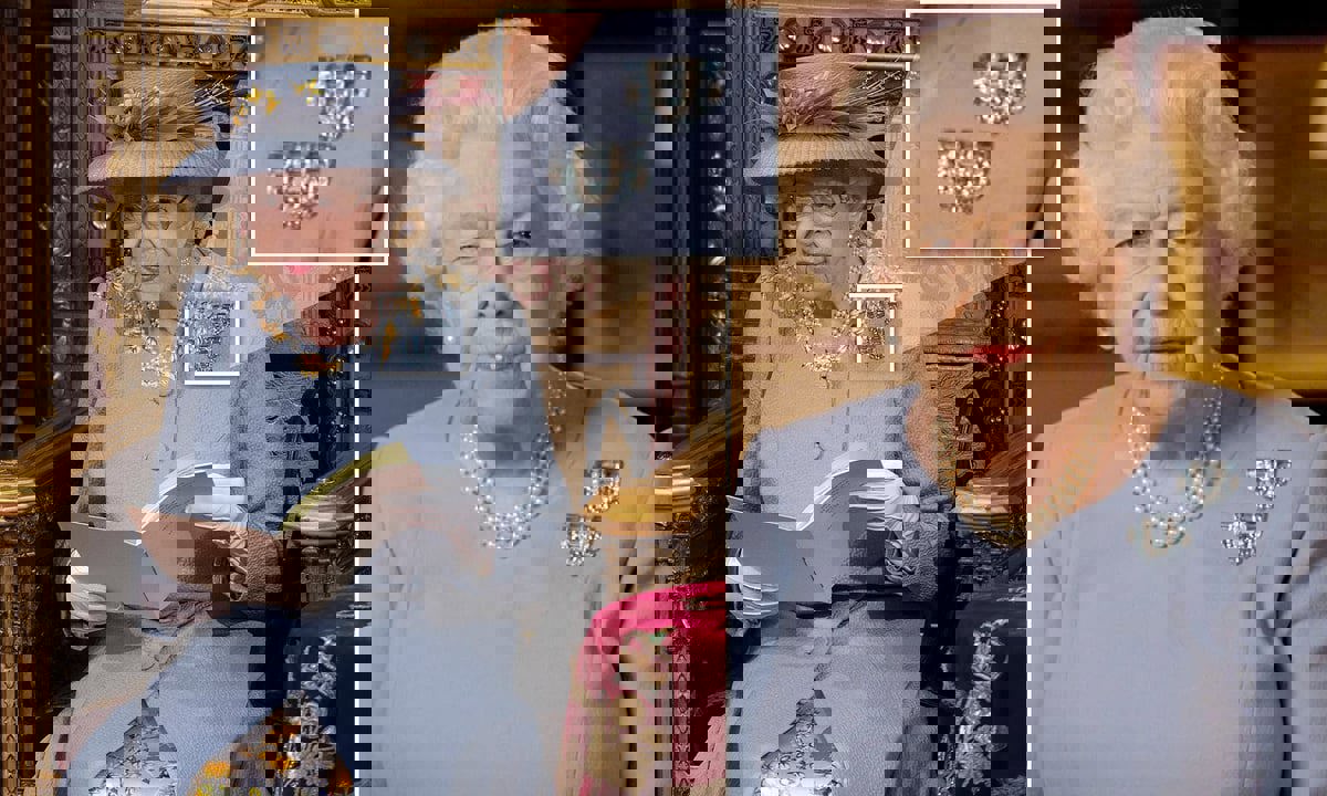 كم "بروشاً" تملك الملكة إليزابيث؟