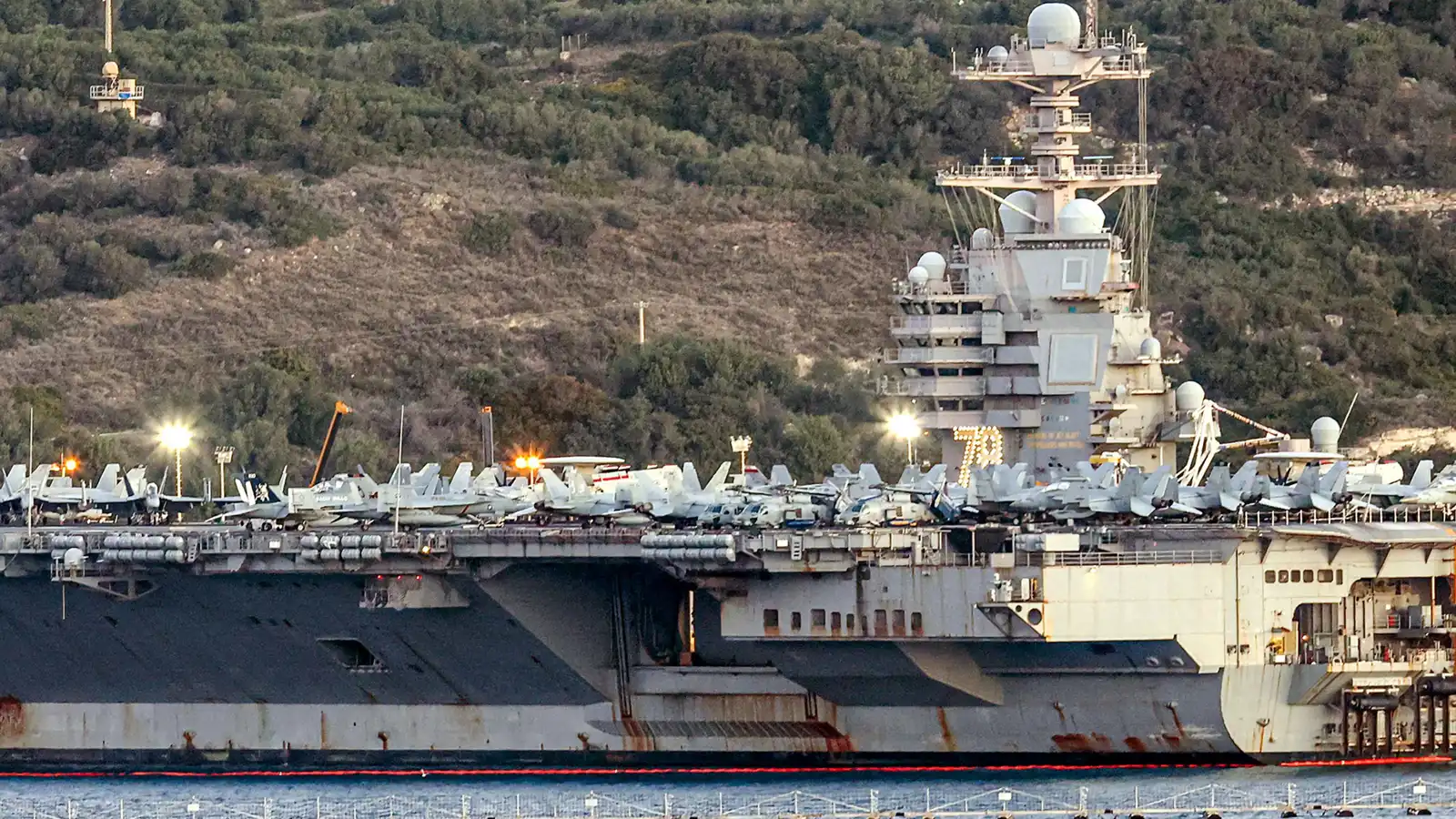 واشنطن تواصل التحشيد.. أكبر حاملة طائرات في العالم تصل كريت اليونانية
