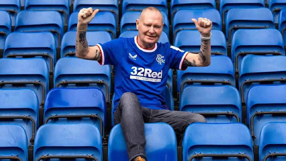 نقل أسطورة منتخب إنجلترا إلى العناية المركزة