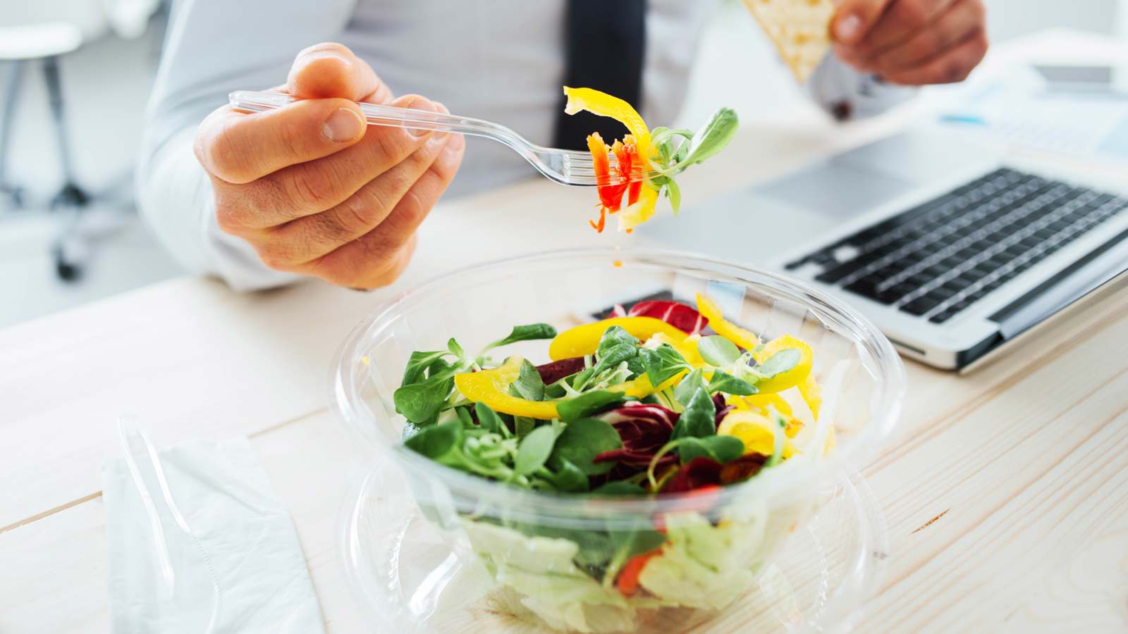 عادات غذائية "ذكية" تعزز إنتاجيتك في العمل