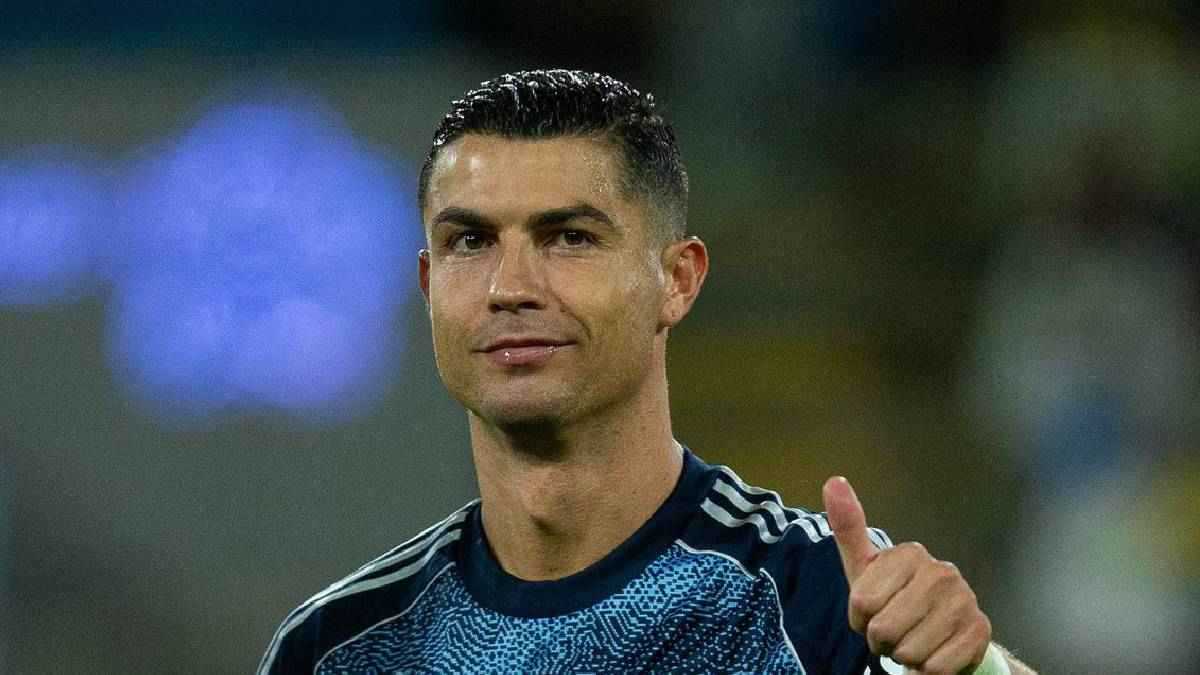 من نجم برشلونة الذي اتصل به كريستيانو رونالدو للانضمام إلى ناديه؟