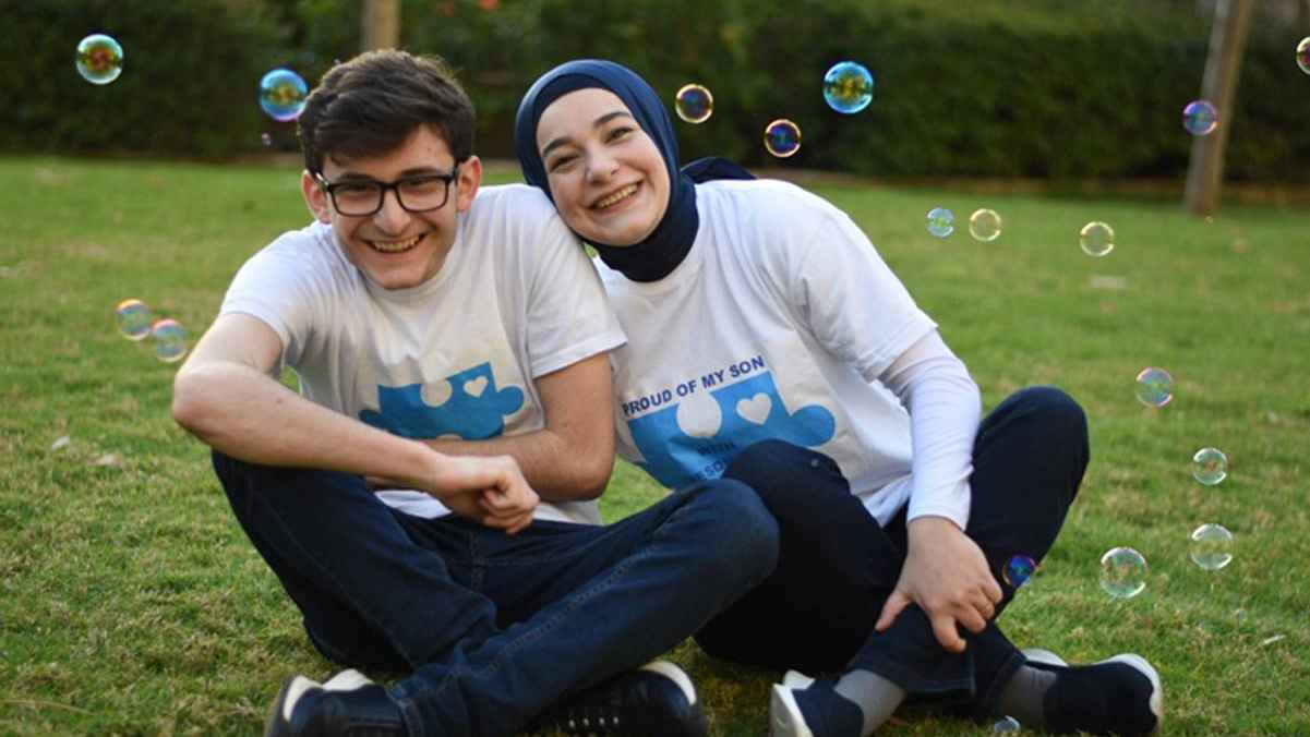 شاب لبناني مصاب بالتوحد يعزف على البيانو في مؤتمر دولي (فيديو)