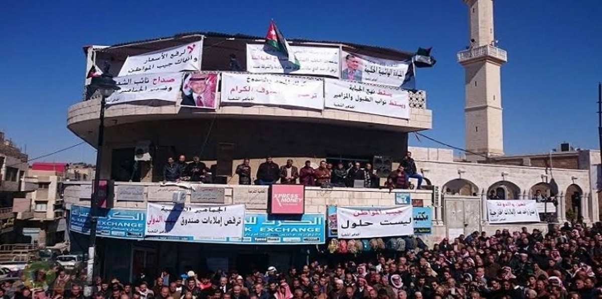 بالصور.. احتجاجات في الكرك للمطالبة بإسقاط الحكومة الأردنية
