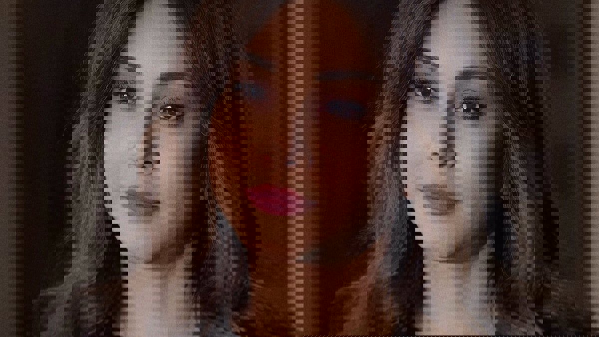 كاريس بشار تثير الصدمة بإطلالاتها الغريبة لـ"فوغ"