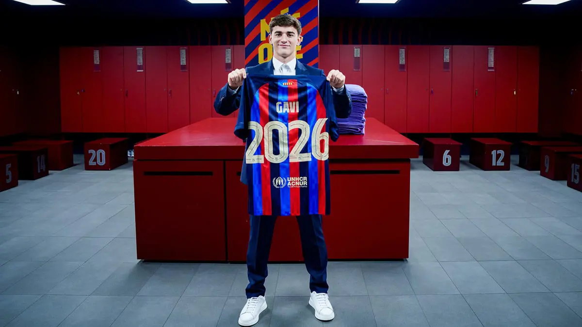 بحفل تجديد عقده مع برشلونة: فتاة تمنح جافي ورقة ويحتفظ بها قبل التقاط صورة معها (فيديو)