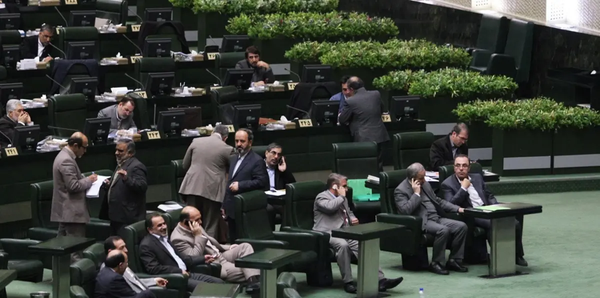 اقتراح في البرلمان الإيراني لمناقشة تغيير نظام الحكم في البلاد