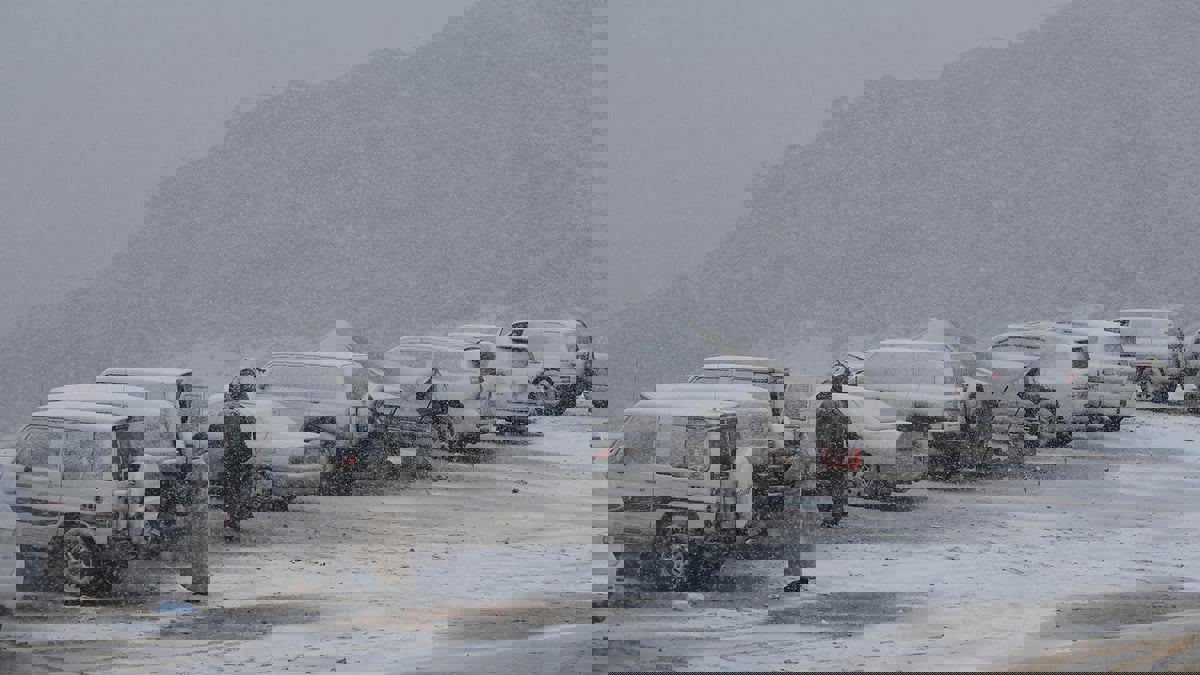 الثلوج تكسو مساحات واسعة من تبوك السعودية