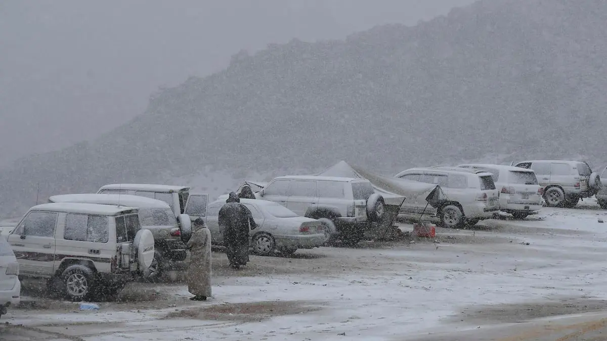 الثلوج تكسو مساحات واسعة من تبوك السعودية