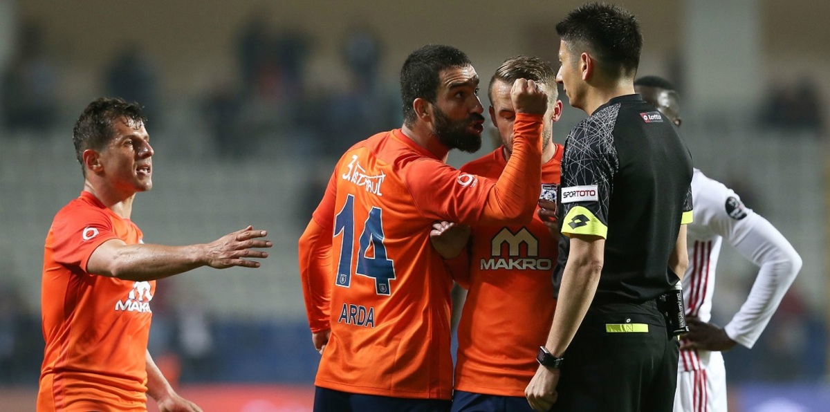 إيقاف أردا توران 16 مباراة بسبب شتم وضرب حكم (فيديو وصور)