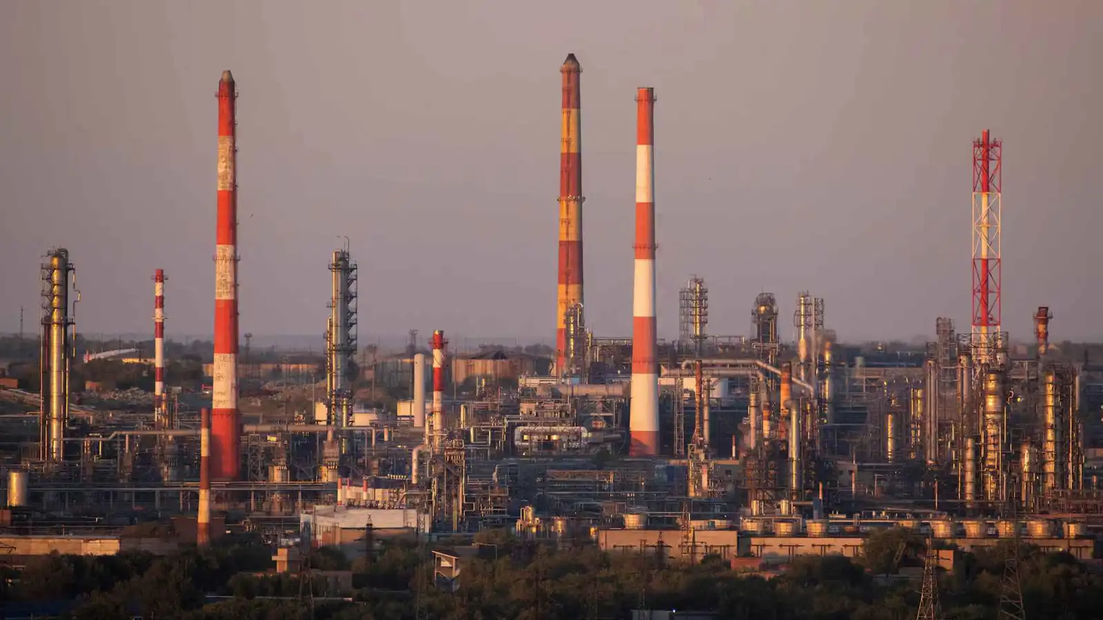 النفط "تحت النار".. هل اختفت "المناطق الآمنة" في روسيا إثر هجمات كييف؟