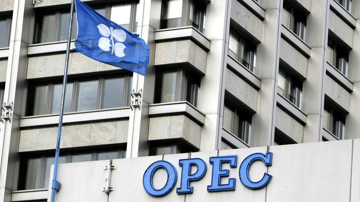 النفط يتخلى عن مكاسبه مع فشل "أوبك+" في زيادة تخفيض الإنتاج