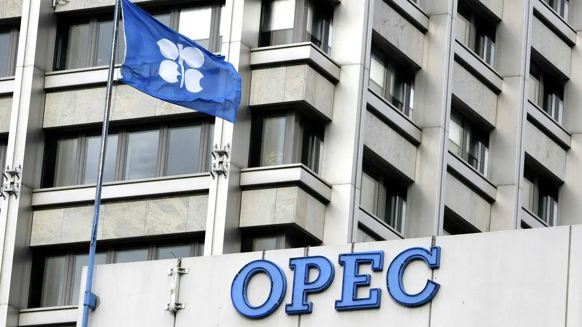 النفط يتخلى عن مكاسبه مع فشل "أوبك+" في زيادة تخفيض الإنتاج